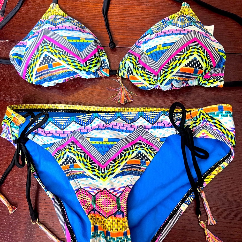 Colorful pattern bikini! Top size L. Bottoms size S. Never Worn.